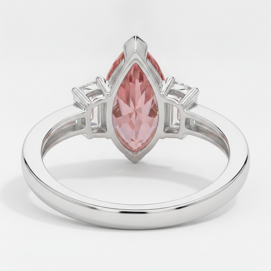 Dreistein-Ring aus Platin mit echtem pfirsichfarbenem 3,1-Karat-Padparadscha-Saphir im Marquise-Schliff und weißen Baguettes