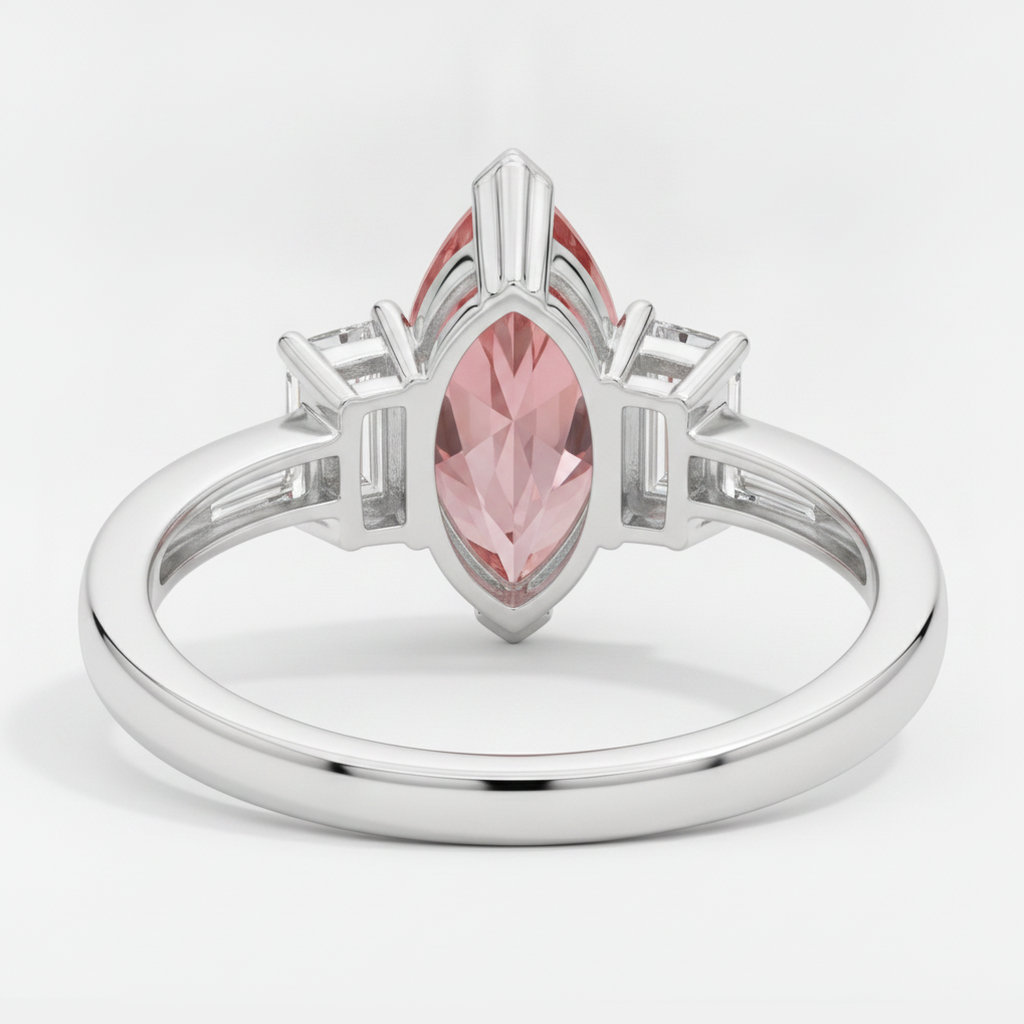 Dreistein-Ring aus Platin mit echtem pfirsichfarbenem 3,1-Karat-Padparadscha-Saphir im Marquise-Schliff und weißen Baguettes