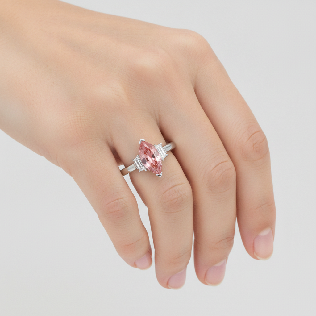 Dreistein-Ring aus Platin mit echtem pfirsichfarbenem 3,1-Karat-Padparadscha-Saphir im Marquise-Schliff und weißen Baguettes