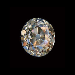Ein alter Bergmann hat einen natürlichen, aus der Erde gewonnenen Diamanten von 2,01 Karat freigelegt.