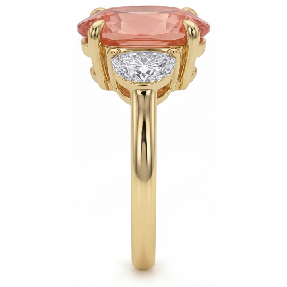 Dreisteinring aus 14 Karat Gelbgold mit echtem ovalem Pfirsich-Padparadscha-Saphir (2,9 Karat) und weißen Halbmonden