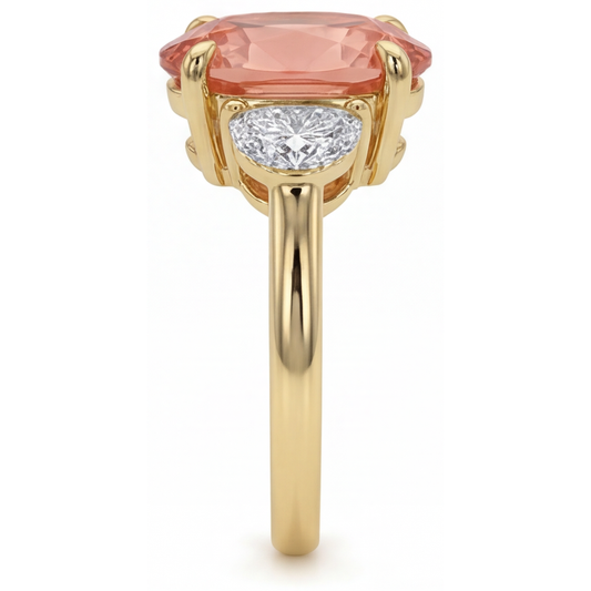 Dreisteinring aus 14 Karat Gelbgold mit echtem ovalem Pfirsich-Padparadscha-Saphir (2,9 Karat) und weißen Halbmonden