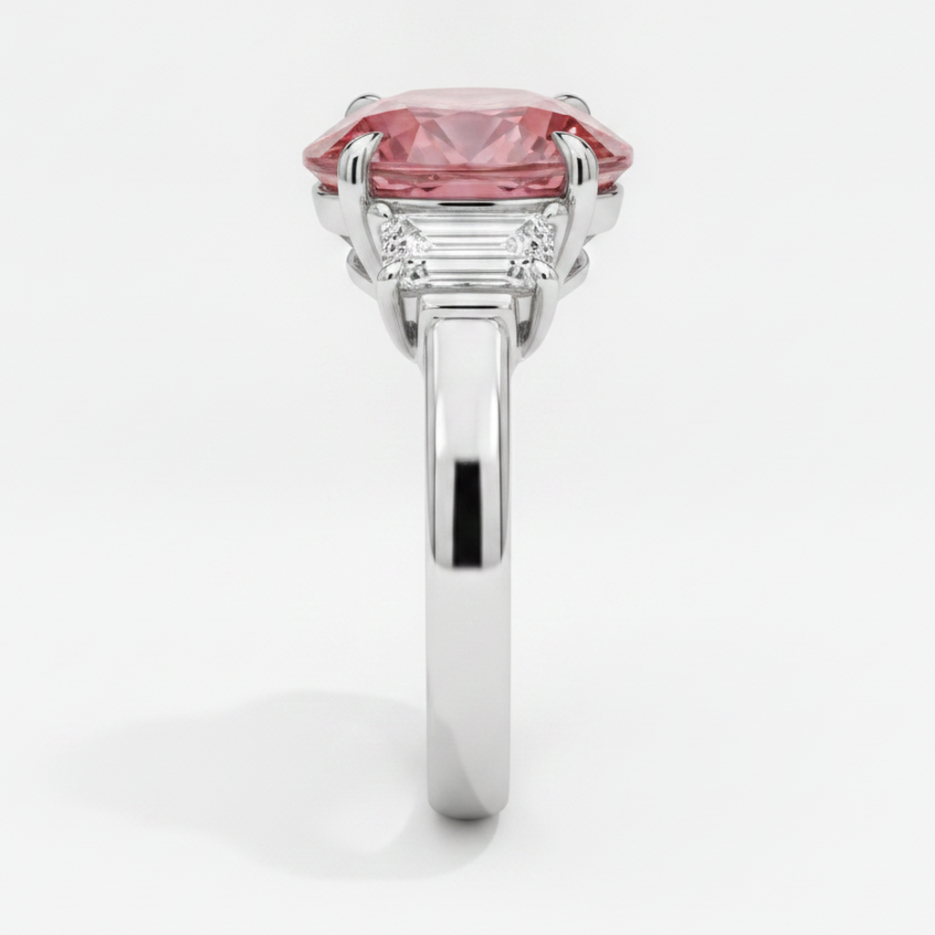 Padparadscha-Saphir-Ring 3,6 Karat Echter ovaler Stein und weiße Trapeze Dreistein-Ring Platin