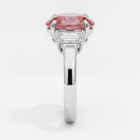 Padparadscha-Saphir-Ring 3,6 Karat Echter ovaler Stein und weiße Trapeze Dreistein-Ring Platin