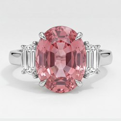 Padparadscha-Saphir-Dreistein-Ring aus Platin, 3,6 Karat, echtes Oval und weiße Trapeze