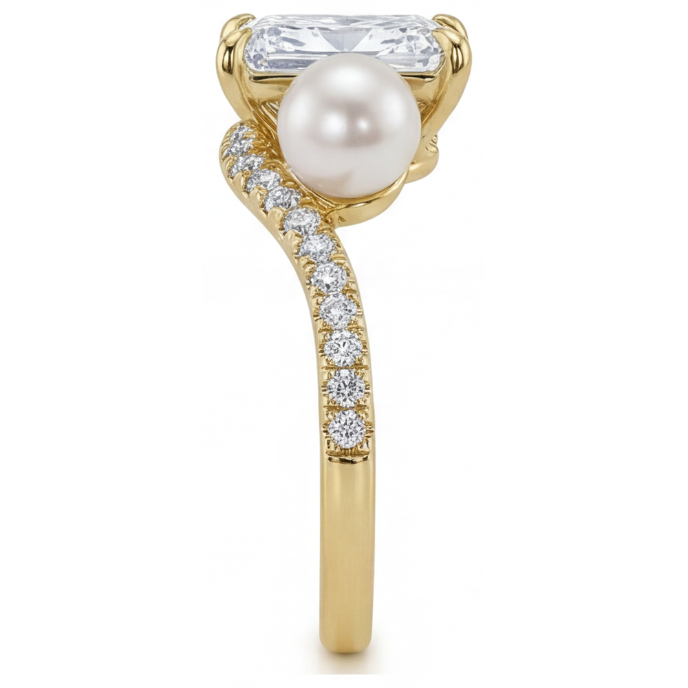 Perle Radiant Akzent-Solitär-Ring in 14K Gelbgold – Schrägansicht