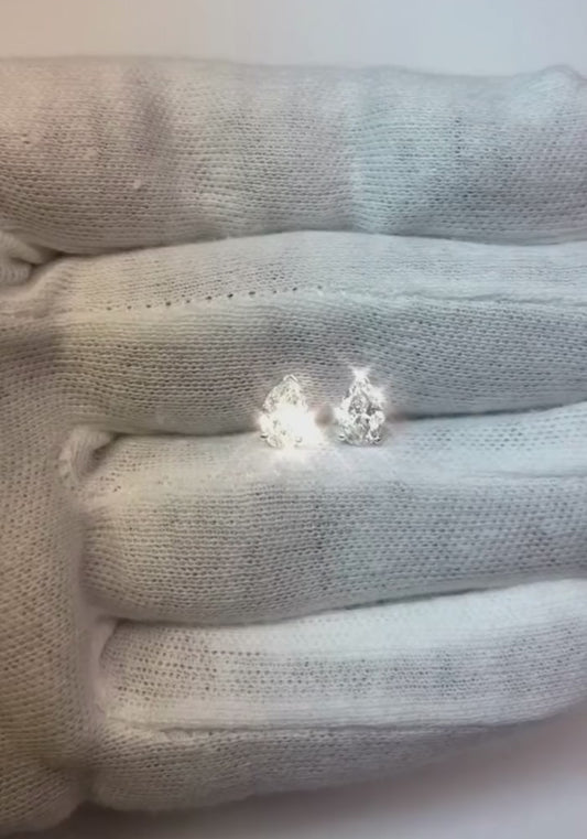 1,5 ct Diamant-Ohrstecker mit drei Krappen in Birnenschliff-Fassung