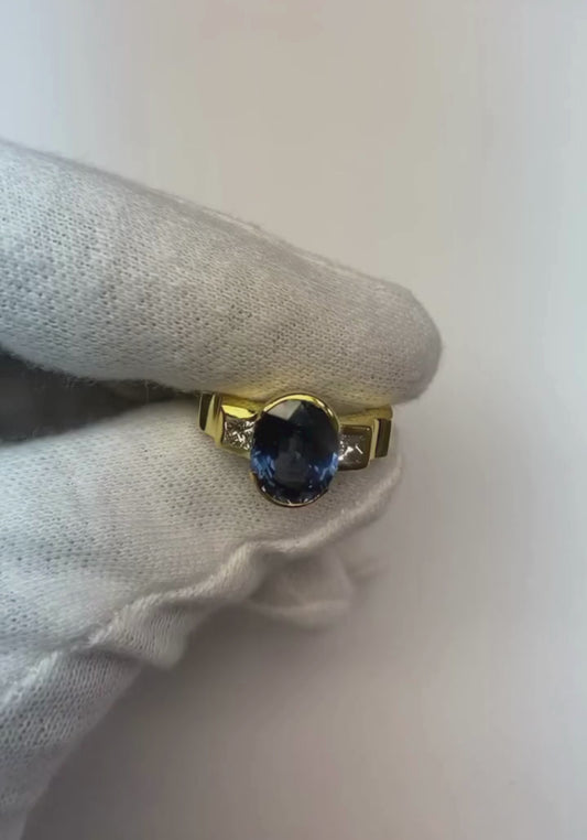 3.61 ct Diamanten 3-Stein Sri Lanka Blauer Saphir-Lünettenring