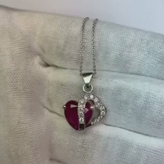 5.60 ct Rubin im Herzschliff mit runden Diamanten Anhänger Halskette WG 14K