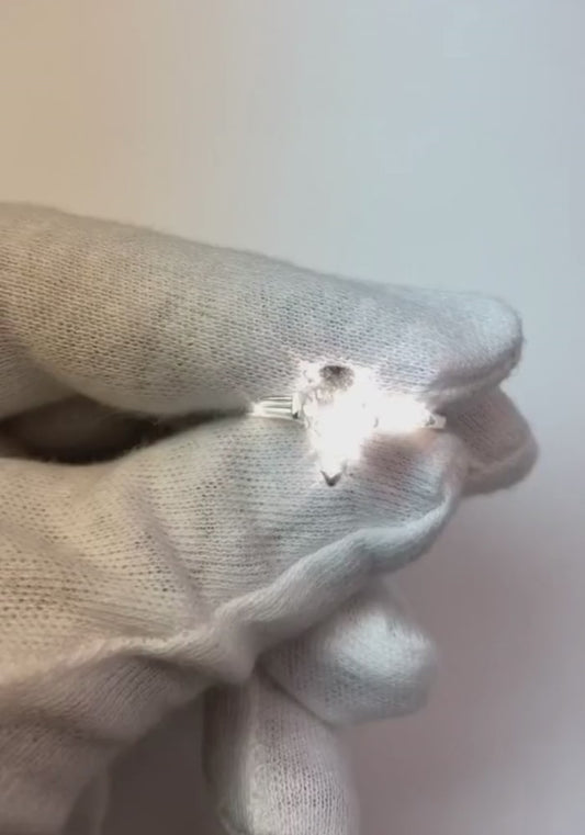 2,11 Karat birnenförmiger Verlobungsring mit drei Naturdiamanten