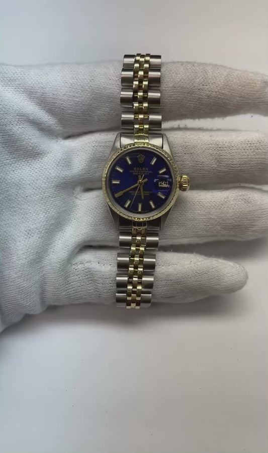 Uhr mit blauem Stick-Zifferblatt und geriffelter Lünette von Rolex Edelstahl mit goldener Jubilee-Klammer