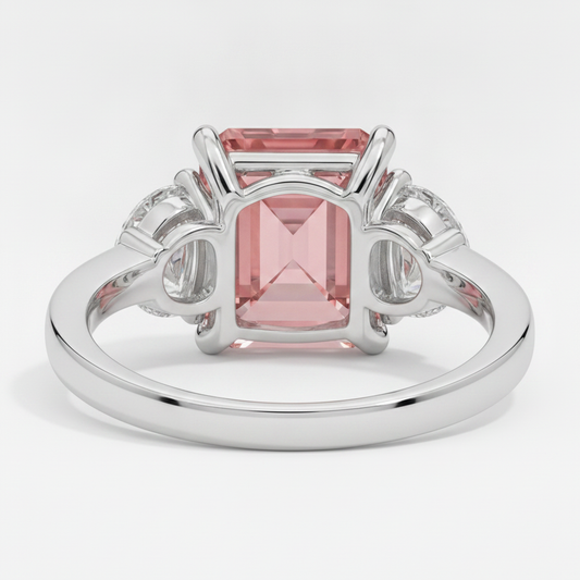 Padparadscha-Saphir-Dreistein-Ring aus Platin mit 3,6 Karat natürlichem Radiant-Schliff und weißen Halbmonden