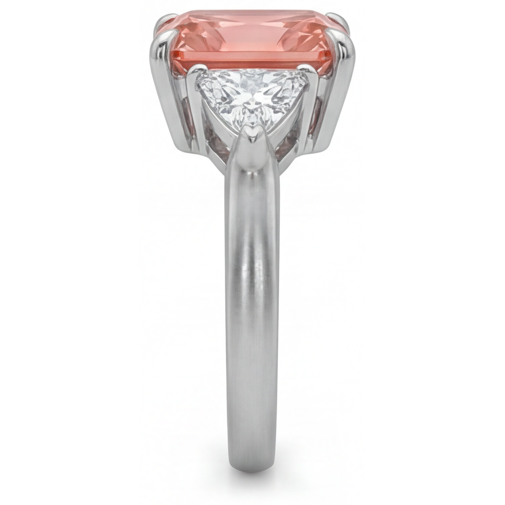 Dreistein-Ring mit echtem Padparadscha-Saphir 2,9 Karat im Radiant-Schliff und weißen Trillanten, 14 Karat Gold