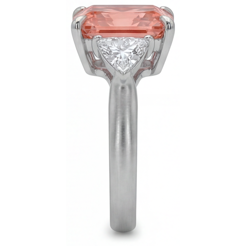 Dreistein-Kathedralenring aus 14 Karat Gold mit echtem pfirsichfarbenem Padparadscha-Saphir (3,4 Karat) im Radiant-Schliff und weißen Trillanten