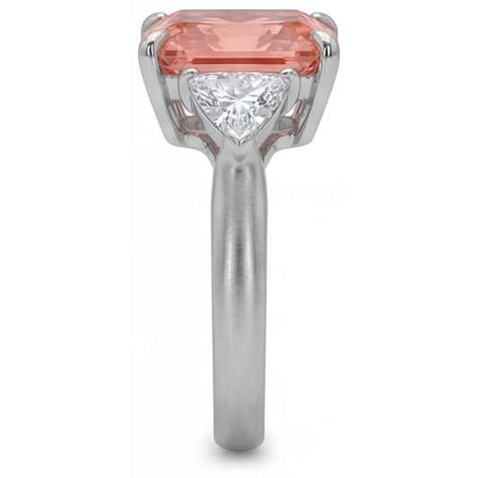 Dreistein-Kathedralenring aus 14 Karat Gold mit echtem pfirsichfarbenem Padparadscha-Saphir (3,4 Karat) im Radiant-Schliff und weißen Trillanten