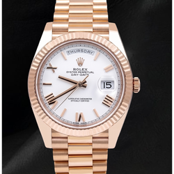 Rolex Day-Date 228235 40 mm Roségold-Uhr mit weißem Zifferblatt und römischen Ziffern