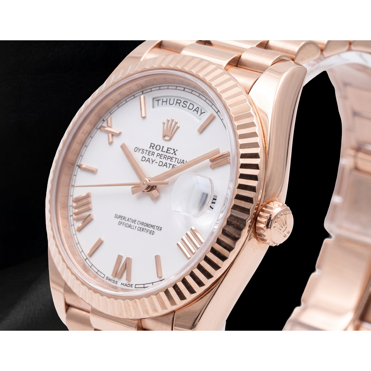 Rolex Day-Date 228235 40 mm Roségold-Uhr mit weißem Zifferblatt und römischen Ziffern