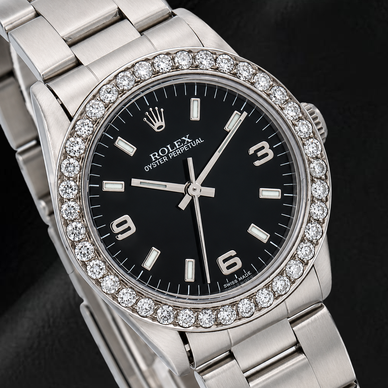 Rolex Oyster Perpetual 26mm 76030 Uhr mit schwarzem arabischem Zifferblatt und Diamantlünette