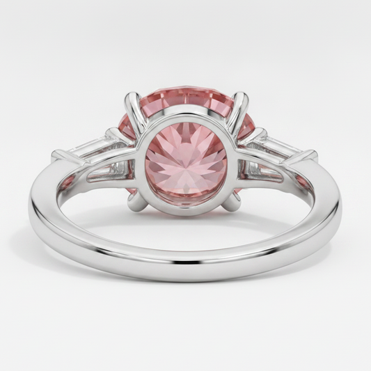 Padparadscha-Saphir-Ring 3,1 Karat Echter Rundschliff und weiße Baguettes Drei-Stein Platin