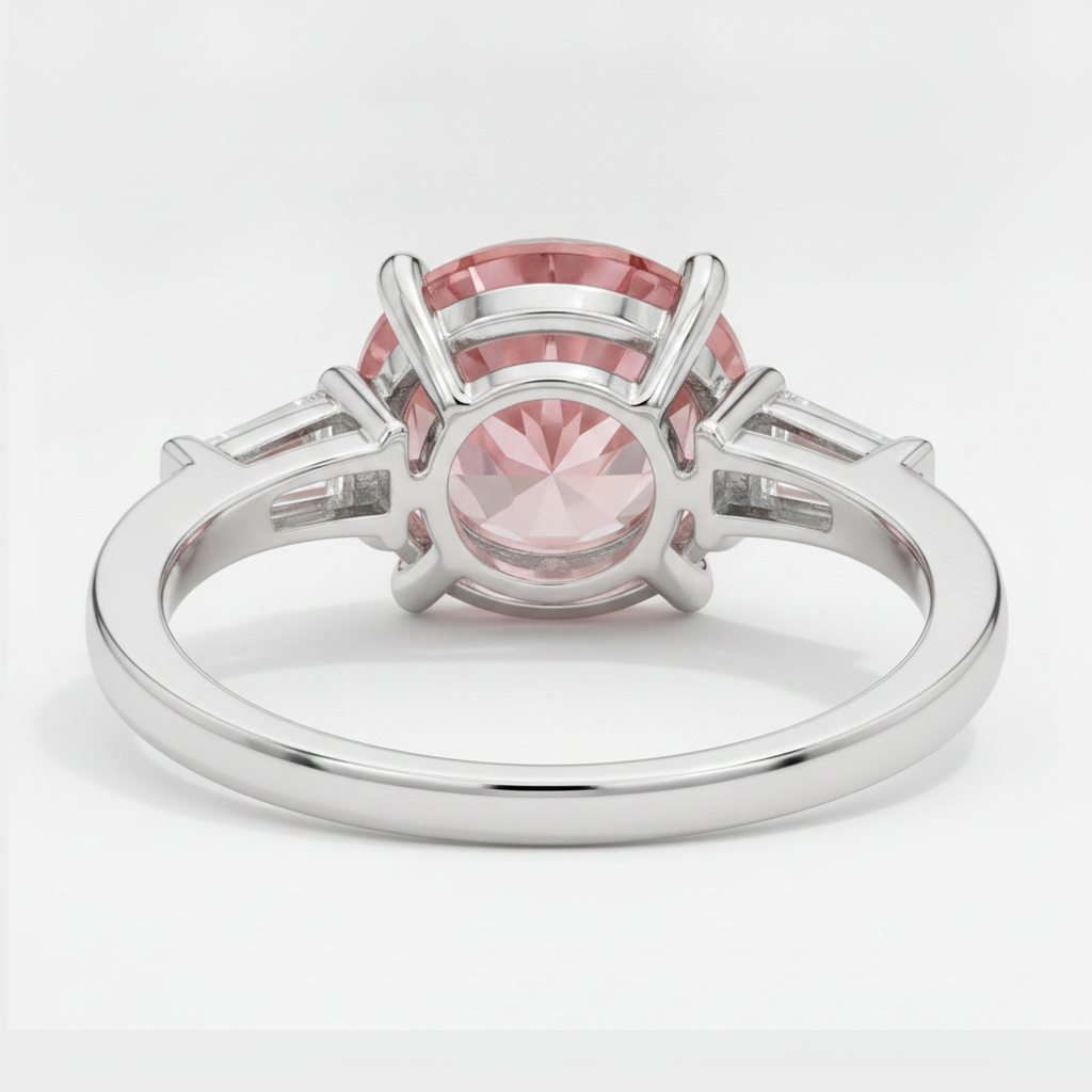 Dreistein-Ring aus Platin mit echtem rundem Padparadscha-Saphir (3,1 Karat) und weißen Baguettes