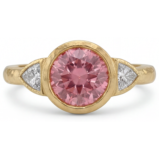 Padparadscha-Ring 2,6 Karat natürlicher runder Saphir und weißer Trillant Lünette Drei-Stein 14 Karat Gelbgold