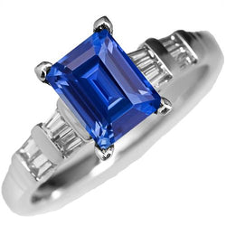 3 Karat Gold-Smaragd-Ceylon-Saphir-Ring mit Baguette-Aus der Erde Abgebauter Natürlicher Diamanten