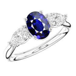 3 Karat drei Steine Oval tiefblauer Saphir & Birnendiamanten
