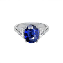 3-Stein-Aus der Erde Abgebauter Natürlicher Diamantring mit ovalem tiefblauem Saphir 8,25 Karat Gold 14K