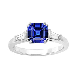 Asscher Saphir-Ring aus Gold mit drei Steinen 2.50 Karat Baguette-Aus der Erde Abgebauter Natürlicher Diamanten