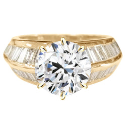 Damenring mit 5 Karat Runddiamant und Baguette-Akzenten am Messerrand