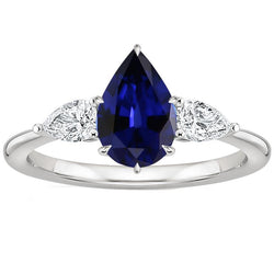 Drei-Stein-Goldring mit Ceylon-Saphir und Aus der Erde Abgebauter Natürlicher Diamant im Birnenschliff 6.75 Karat