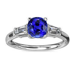 Drei Stein Kissen Ceylon Saphir Ring 2,25 Karat Baguette Aus der Erde Abgebauter Natürlicher Diamanten