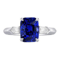 Drei-Steine-Ring mit Smaragd Saphir 3,50 Karat konischer Baguette-Aus der Erde Abgebauter Natürlicher Diamant