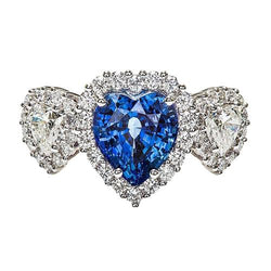 Goldener Jubiläumsring 7 Karat Blauer Saphir mit Herzschliff und Halo-Diamanten