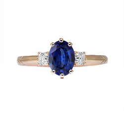 Ovaler blauer Saphirring mit drei Steinen und Diamanten 2,50 Karat