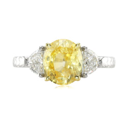 Ring aus 14 Karat Weißgold mit ovalem gelbem Saphir und Trillionen Diamanten, 4 Karat