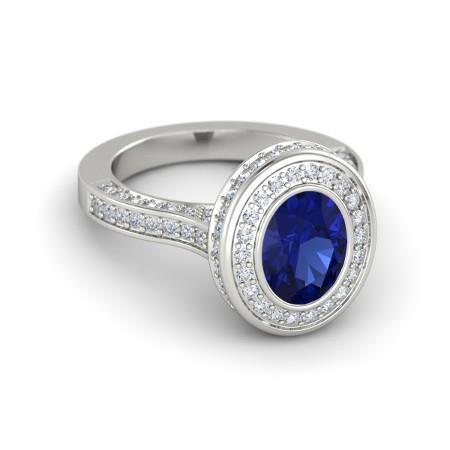 Ring mit Lünette. 3.40 Kt. Halo Ceylon. Saphir und Aus der Erde Abgebauter Natürlicher Diamanten