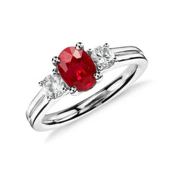 Ring mit drei Steinen im Ovalschliff. Roter Rubin und Aus der Erde Abgebauter Natürlicher Diamant. Gold 14K 1.80 Karat