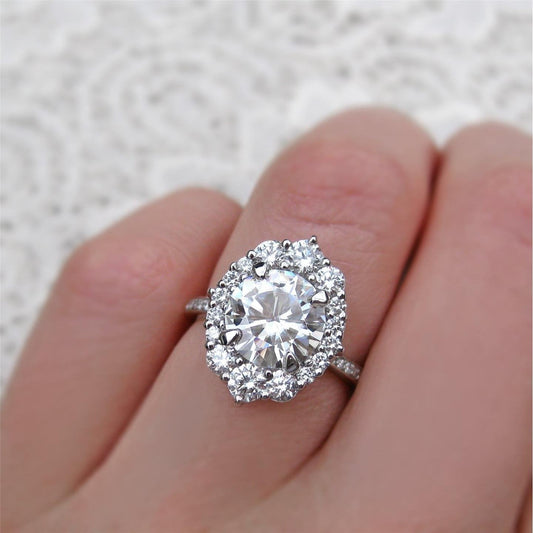 Runder Diamant-Hochzeitstag-Halo-Ring aus Weißgold