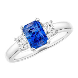 Trapezförmiger Aus der Erde Abgebauter Natürlicher Diamant Blauer Saphir Ring Radiant Cut 3 Karat Drei Steine