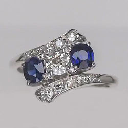 Verlobungsring mit Runddiamant und blauem Saphir im Altschliff, 4 Karat