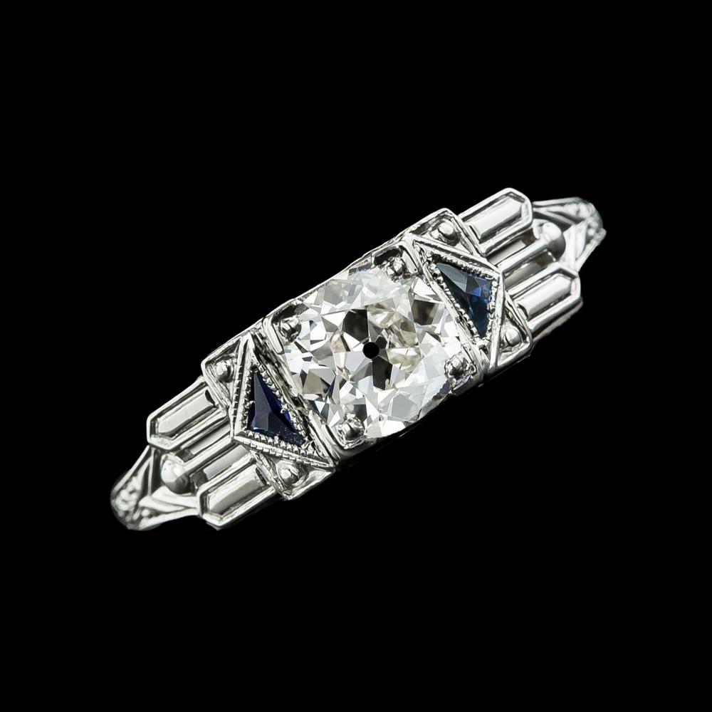 alter Bergmann Ring aus drei Steinen mit rundem Diamanten & Trillion Saphir, 2 Karat - harrychadent.de